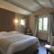 Hotels Le Mas Des Aigras : photos des chambres