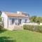 Maisons de vacances Awesome home in Thzan-ls-Bziers with 5 Bedrooms, WiFi and Outdoor swimming pool : photos des chambres