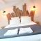 Maisons d'hotes LE GRAND LOGIS, suite Santorin avec spa insolite privatif : photos des chambres