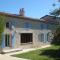 Maisons de vacances Beautiful renovated farmhouse with private heated pool. : photos des chambres