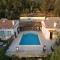 Maisons de vacances Pool House Matisse in large park : photos des chambres