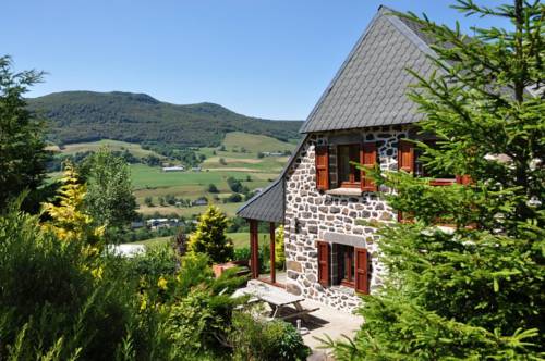 Farmhouse with mountain view : Maisons de vacances proche de Le Claux