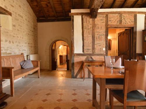 Wonderful atmospheric Manoir at Lenclo tre with large private swimming pool : Maisons de vacances proche d'Ouzilly