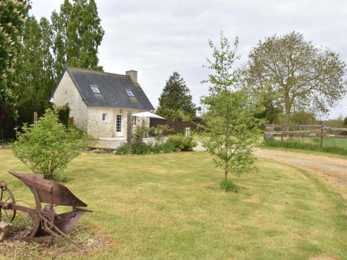 Cozy Cottage in Fresville with Garden : Maisons de vacances proche de Saint-Martin-de-Varreville