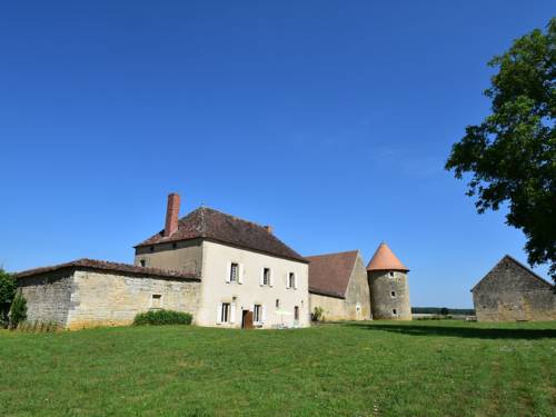 Vintage Mansion in Moussy France with Large Garden : Maisons de vacances proche de Frasnay-Reugny