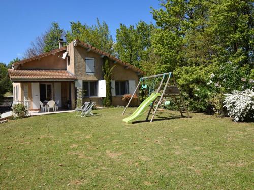 Holiday home in magnificent natural setting with breathtaking view : Maisons de vacances proche de Ratières