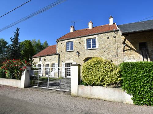Modern Holiday Home in Vault de Lugny with Meadow View : Maisons de vacances proche de Blannay