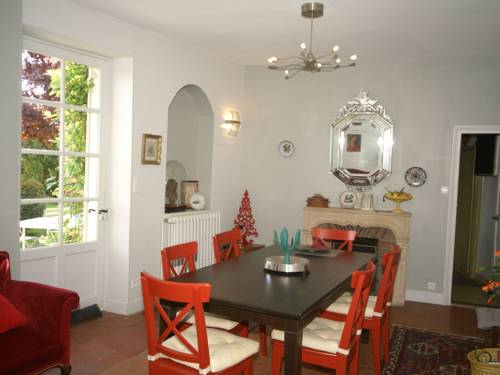 Beautiful 18th century holiday home with enclosed garden 1 hour from Paris : Maisons de vacances proche de Givraines