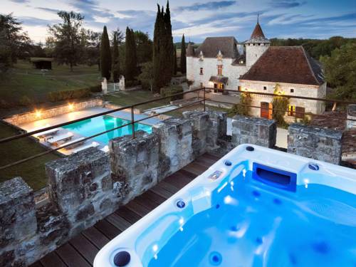Grand Castle in Saint Caprais de Lerm with Sauna Bubble Bath : Maisons de vacances proche de Dondas