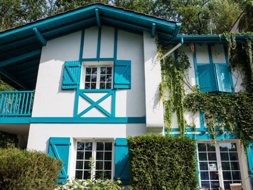 Colorful holiday home in Basque style in a green environment : Maisons de vacances proche de Briscous