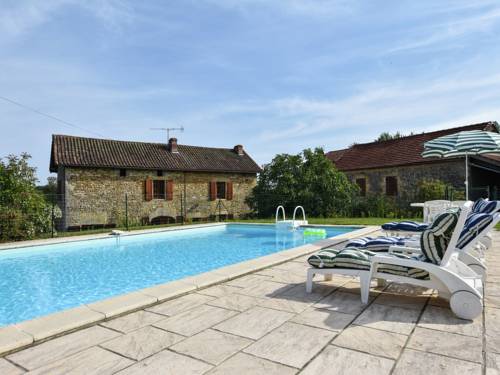 Cosy Holiday Home in Loubejac Aquitaine with Swimming Pool : Maisons de vacances proche de Mazeyrolles