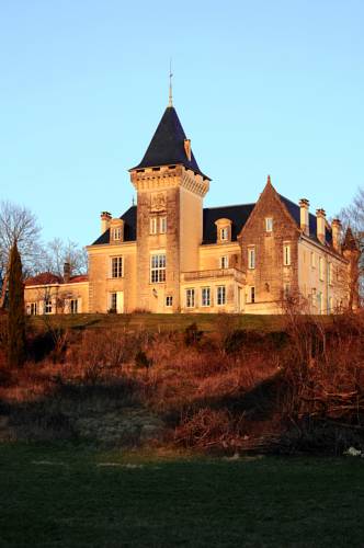 Chateau de Bellevue B&B et Appartements avec Piscine chauffée : B&B / Chambres d'hotes proche de Saint-Quentin-de-Chalais