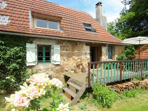 Quaint Cottage in Juillac with Private Garden : Maisons de vacances proche de Chabrignac