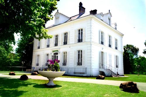 Logis - Hostellerie Le Chatel Nangis : Hotels proche de Donnemarie-Dontilly