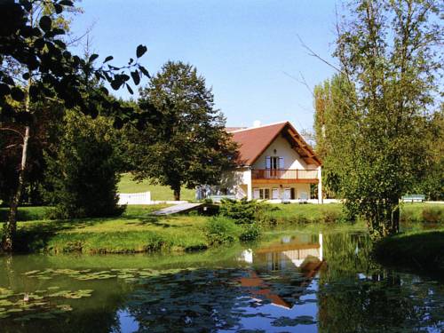 Quaint Holiday Home in Faverolles with Pool and Pond : Maisons de vacances proche de Faverolles