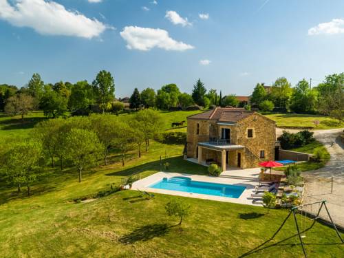 Serene Holiday Home in Mazeyrolles with Swimming Pool : Maisons de vacances proche de Salles-de-Belvès