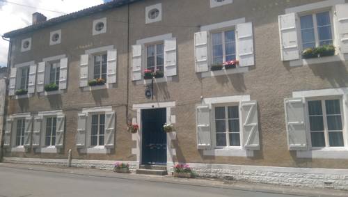 Vingt Grand Rue : B&B / Chambres d'hotes proche de Chassiecq