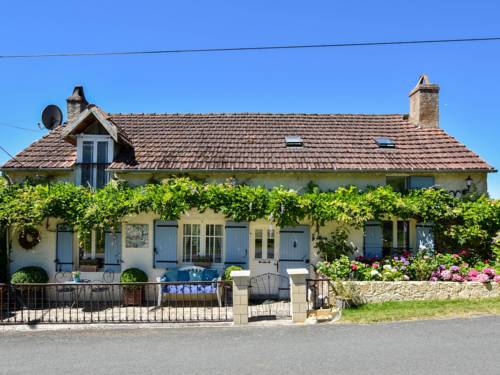Cosy town house on the edge of a bastide with swimming pool and stunning views : Maisons de vacances proche de Prats-du-Périgord