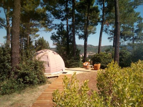 Les O de Privas, 1 Tente Wigwam avec piscine privée en saison et jacuzzi avec supplément : B&B / Chambres d'hotes proche d'Issamoulenc