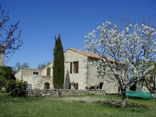 La Fenice - Beautifully restored property with heated pool in small village : Villas proche de Vachères
