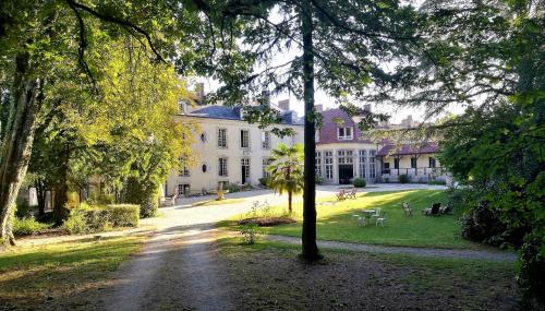 Chateau de la Grand'Maison : B&B / Chambres d'hotes proche de Le Pin-la-Garenne