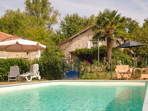 Detached romantic cottage with communal swimming pool terraces and large garden : Maisons de vacances proche d'Orgedeuil
