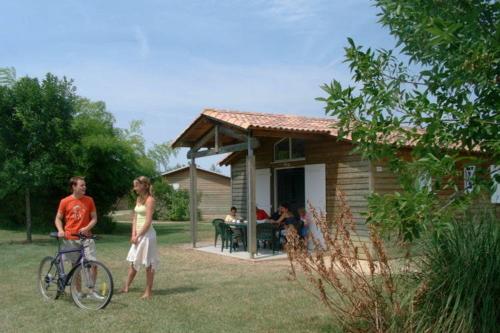 Detached chalet with dishwasher, on the banks of the Lot : Chalets proche de Montastruc