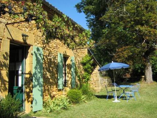Cosy Holiday Home in Sainte Croix with Garden : Maisons de vacances proche de Nojals-et-Clotte