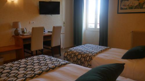 Logis Le Saint Cyr : Hotels proche de Matour