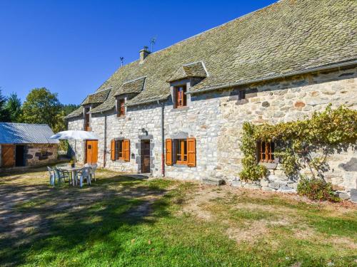 Cozy Holiday Home in Oradour with Private Garden : Maisons de vacances proche d'Andelat