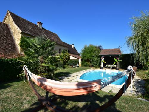 Chic Holiday Home in Aquitaine with Swimming Pool : Maisons de vacances proche de Saint-Jory-las-Bloux