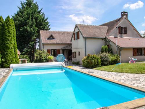 Delightful holiday home with a large private swimming pool perfect for families : Maisons de vacances proche de Saint-Aubin-le-Monial