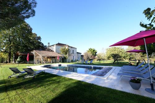 Belle demeure familiale avec piscine proche St Emilion : Villas proche de Bossugan