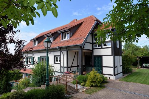 Gîte Aux Deux Clochers : Appartements proche de Habsheim
