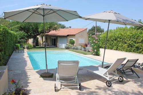 Superbe maison familiale avec piscine privée au pied du Mont Ventoux, jolie vue sur le village du Beaucet, 8 personnes, LS4-330 BEL AMOUR : Villas proche de Saint-Didier
