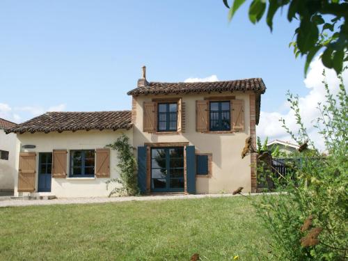 Cozy Holiday Home in Piquecos with Private Swimming Pool : Maisons de vacances proche de Puycornet
