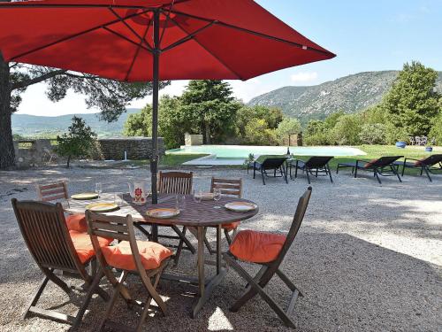 Private infinity pool, beautiful view of Mont Ventoux, a dream spot! : Villas proche de Malaucène