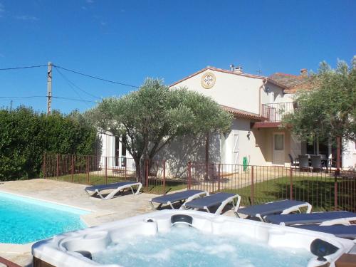 Scenic villa in Montbrun des Corbi res with pool : Villas proche de Douzens