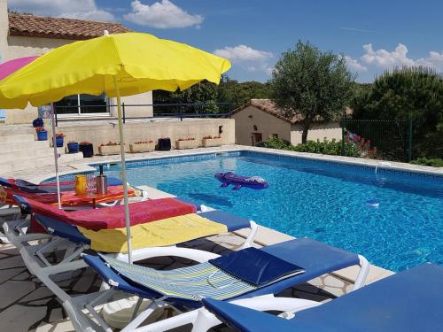 Air conditioned villa with heated pool guesthouse and stunning views : Villas proche de Lespinassière