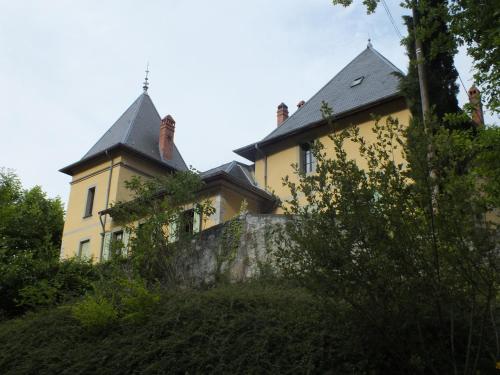 Chateau du Donjon : Maisons d'hotes proche de Méry