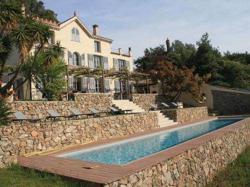 Maison de charme avec imprenable vue mer, magnifique piscine et climatisation : Villas proche de Vallauris