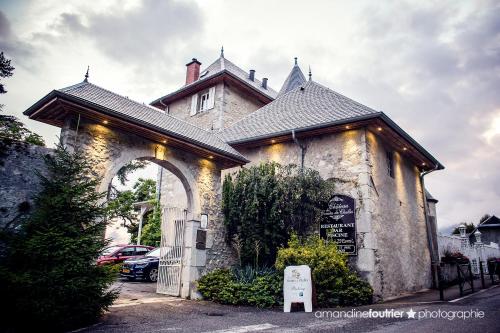 Château des Comtes de Challes : Hotels proche de Myans