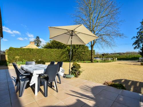 Holiday home with pretty terrace and garden, near the Paimpont forest : Maisons de vacances proche de Plumaugat