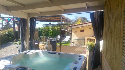 gite LAPAZ/jacuzzi privé/piscine : Maisons de vacances proche de Draguignan