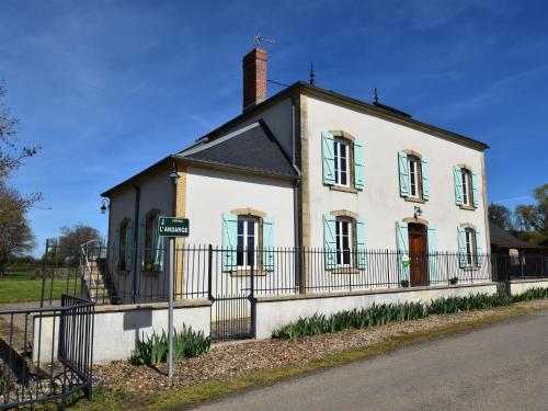 Luxurious Mansion in Verneuil with Fenced Garden : Maisons de vacances proche de Cercy-la-Tour