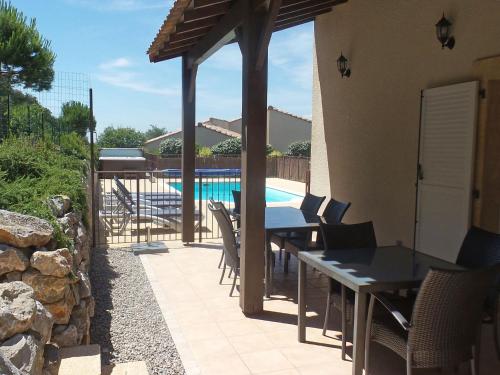 Villa with air con heated pool jacuzzi fenced garden and kids play equipment : Villas proche de Douzens