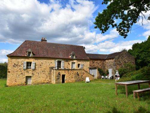 Beautiful holiday home in wooded grounds near Villefranche du P rigord 7 km : Maisons de vacances proche de Mazeyrolles