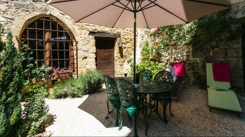 Heart of Beynac, your cottage with terrace garden : Maisons de vacances proche de Veyrines-de-Domme