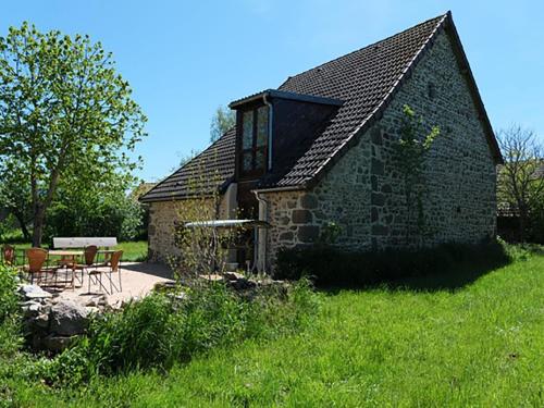 Charming and characterful home in the Auvergne with a view over the valley : Maisons de vacances proche de Neuf-Église
