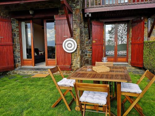Preciosa casa adosada con piscina : Maisons de vacances proche de Valcebollère